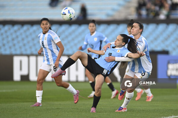 Belén Aquino, de Uruguay, Conmebol Liga de Naciones Femenina . Estadio Centenario.