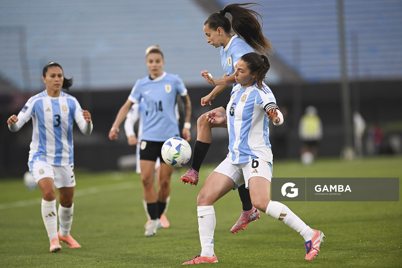 Belén Aquino, de Uruguay, Conmebol Liga de Naciones Femenina . Estadio Centenario.