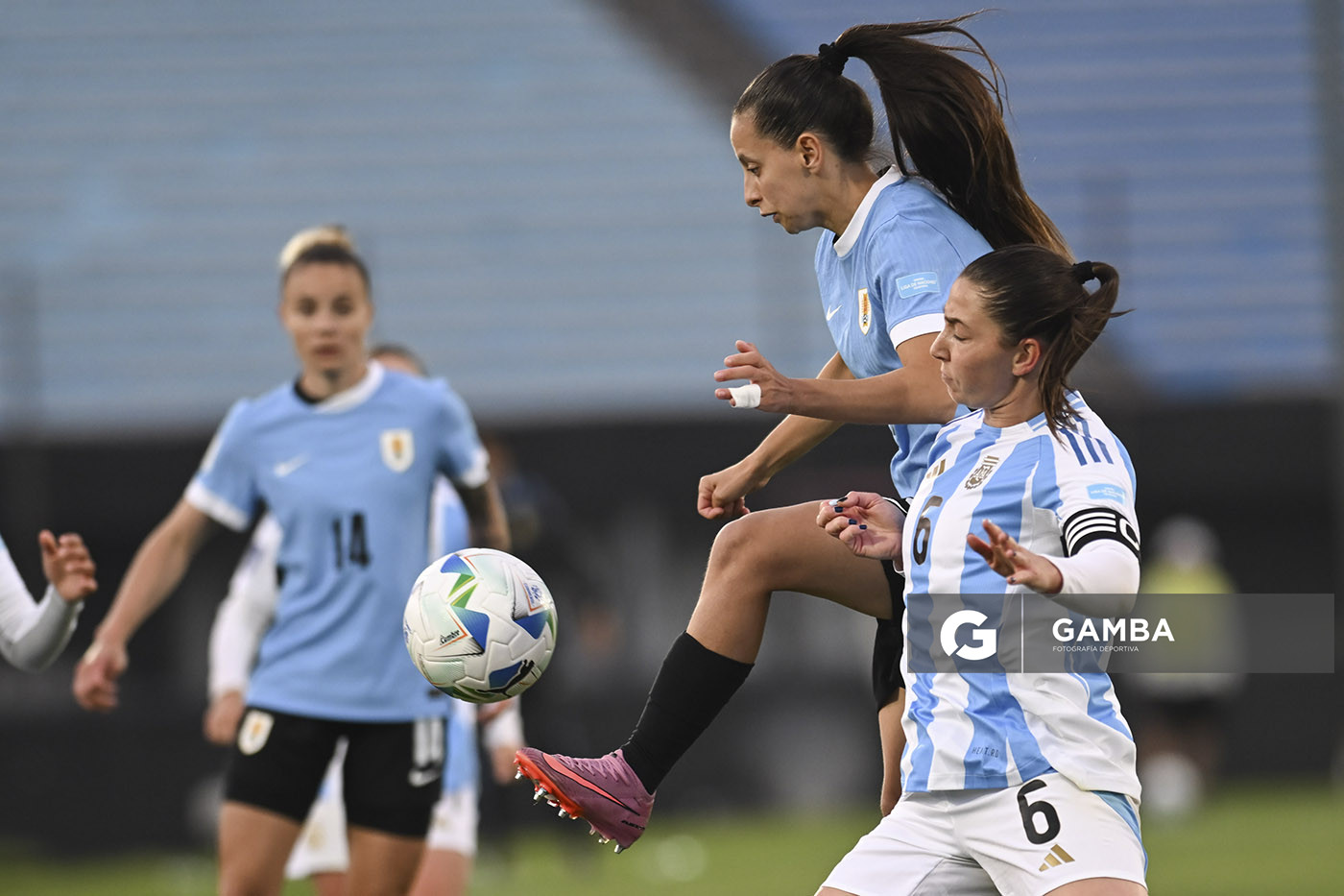 Belén Aquino, de Uruguay, Conmebol Liga de Naciones Femenina . Estadio Centenario.
