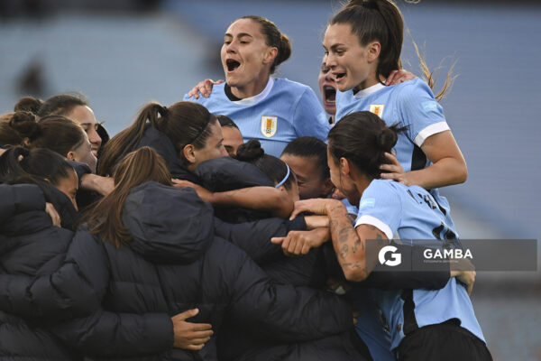 Jugadoras de Uruguay tras el primer gol convertido por Stephanie Lacoste, Conmebol Liga de Naciones Femenina . Estadio Centenario.