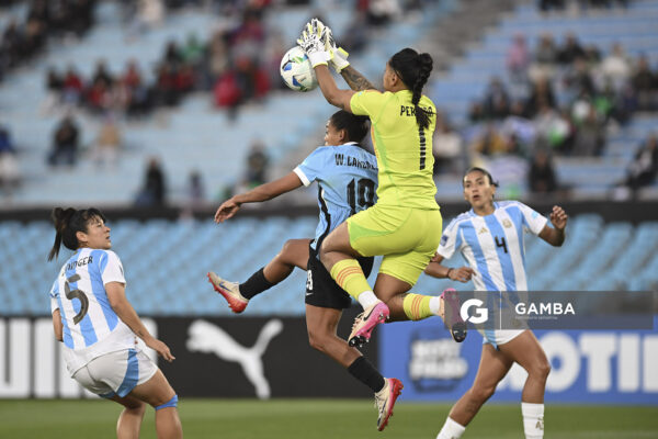 Solana Pereyra, golera de Argentina, Conmebol Liga de Naciones Femenina . Estadio Centenario.