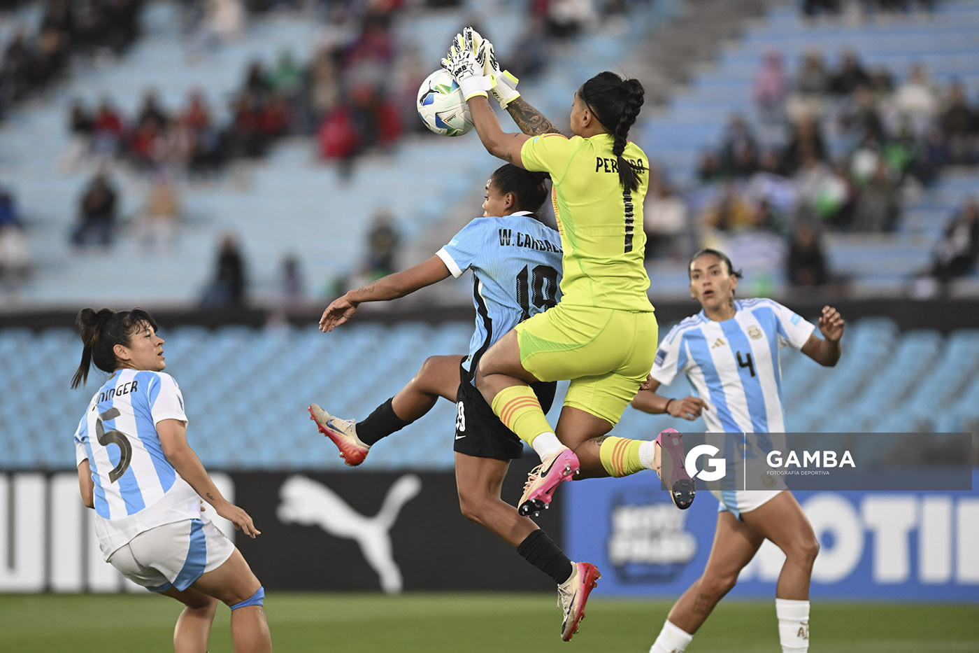 Solana Pereyra, golera de Argentina, Conmebol Liga de Naciones Femenina . Estadio Centenario.