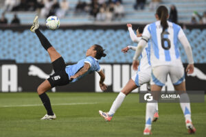 Yannel Correa, de Uruguay, Conmebol Liga de Naciones Femenina . Estadio Centenario.