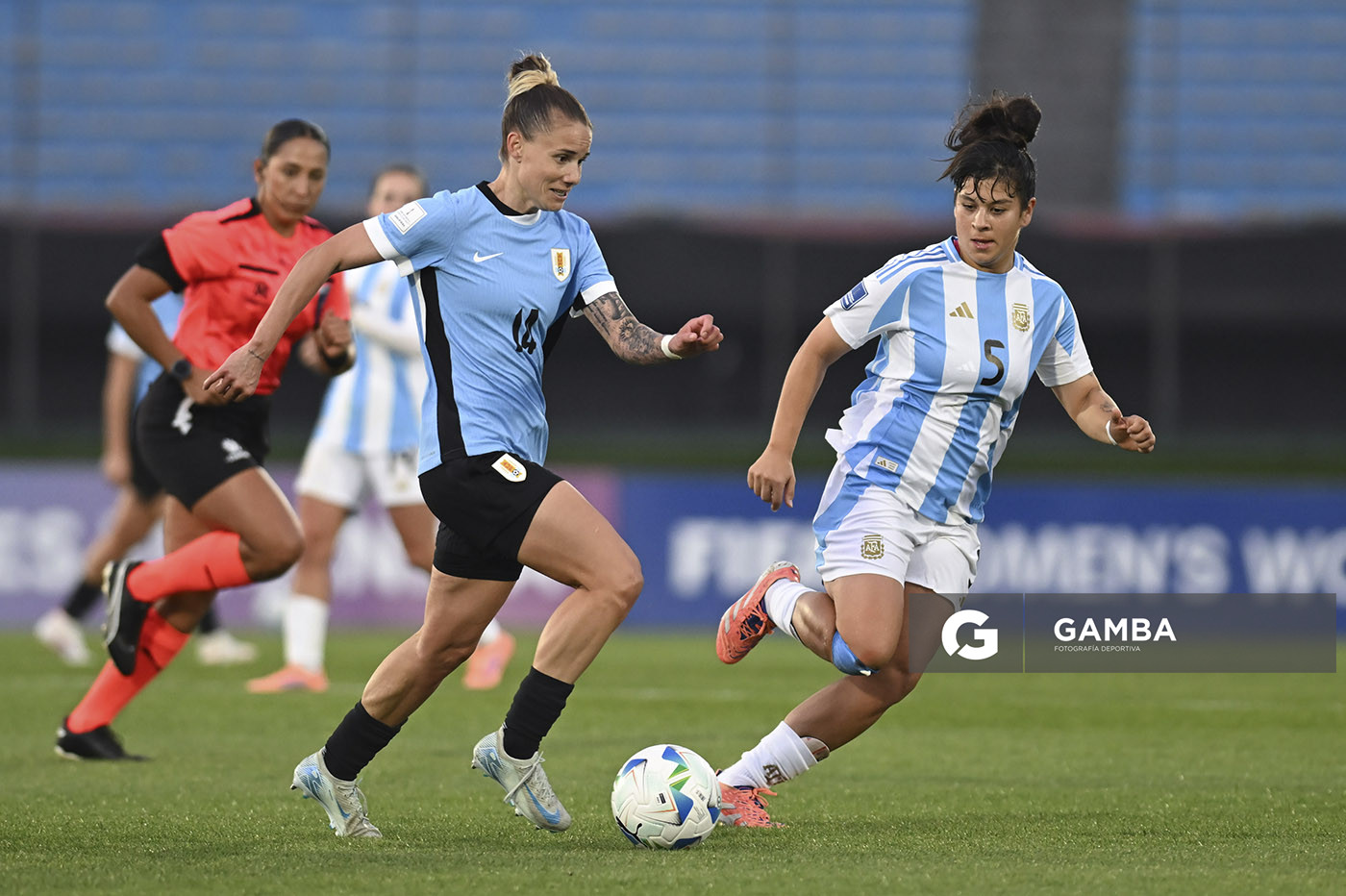 Alaides Paz, de Uruguay, Conmebol Liga de Naciones Femenina . Estadio Centenario.