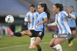 Belén Aquino, de Uruguay, Conmebol Liga de Naciones Femenina . Estadio Centenario.