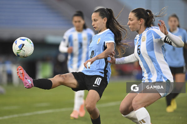 Belén Aquino, de Uruguay, Conmebol Liga de Naciones Femenina . Estadio Centenario.