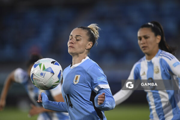 Alaides Paz, de Uruguay, Conmebol Liga de Naciones Femenina . Estadio Centenario.