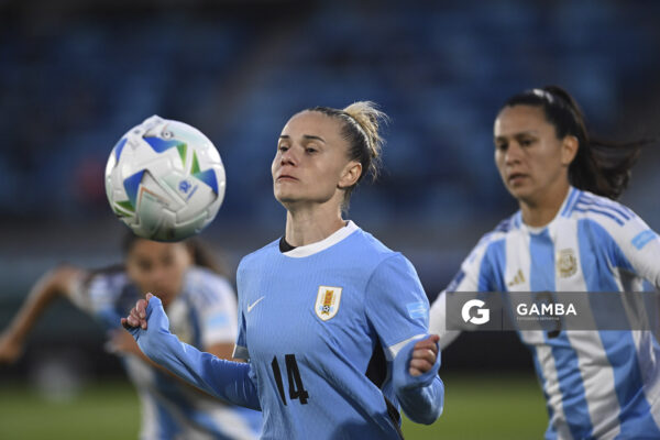 Alaides Paz, de Uruguay, Conmebol Liga de Naciones Femenina . Estadio Centenario.