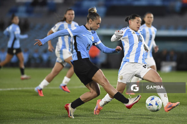 Alaides Paz, de Uruguay, Conmebol Liga de Naciones Femenina . Estadio Centenario.