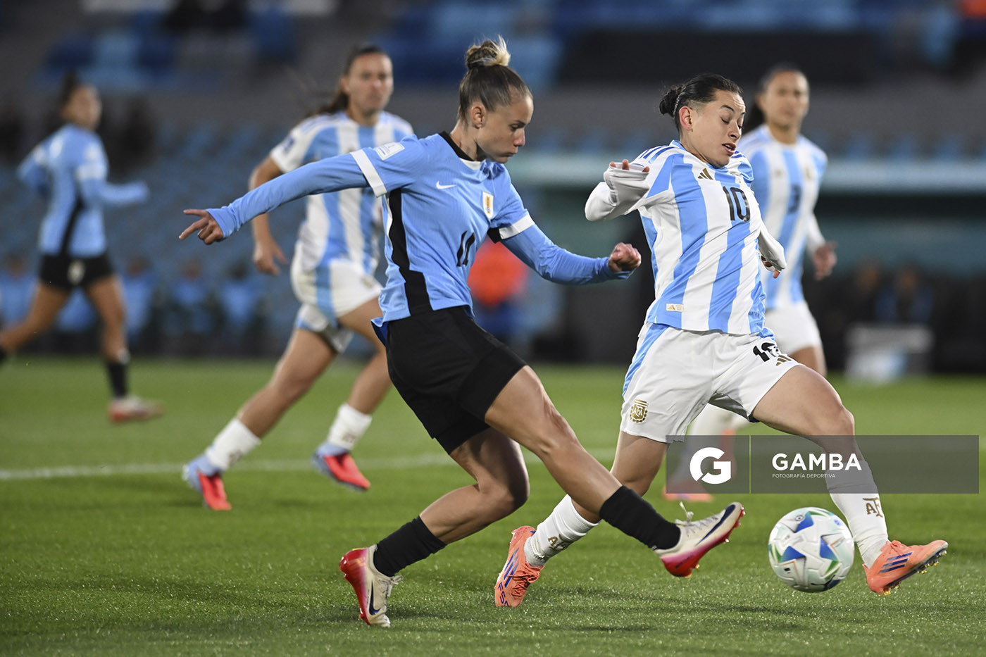 Alaides Paz, de Uruguay, Conmebol Liga de Naciones Femenina . Estadio Centenario.