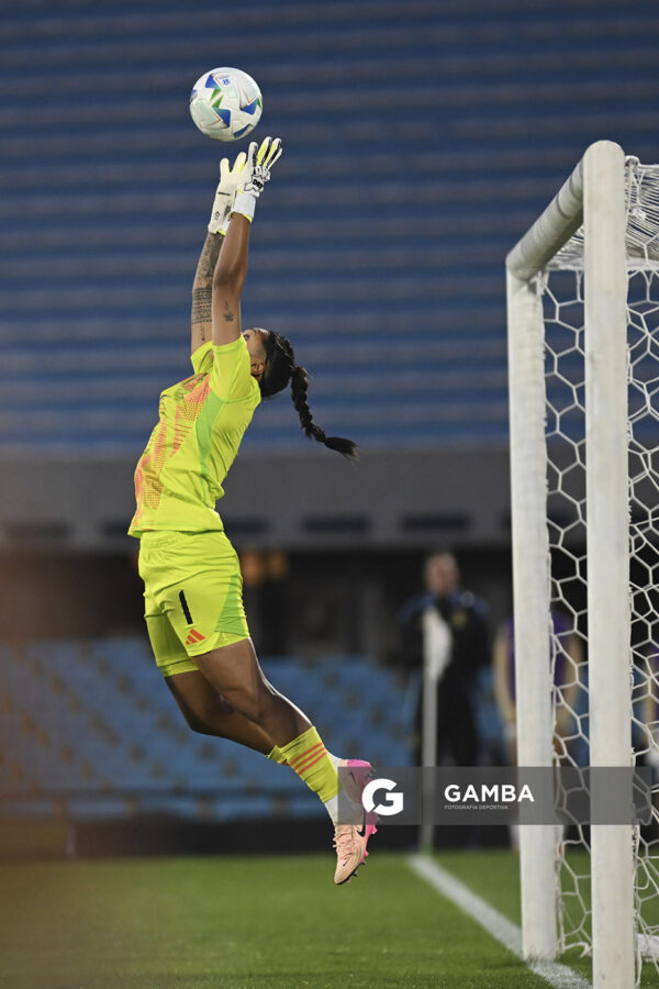 Solana Pereyra, golera de Argentina, Conmebol Liga de Naciones Femenina . Estadio Centenario.