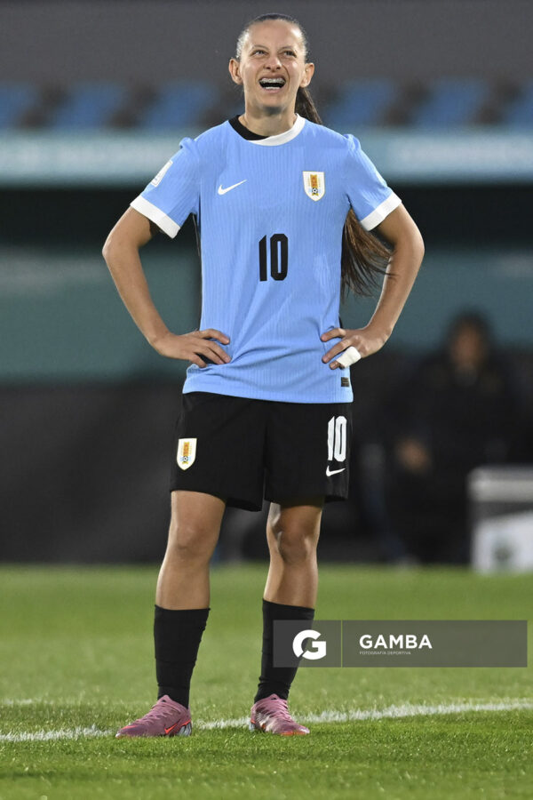 Belén Aquino, de Uruguay, Conmebol Liga de Naciones Femenina . Estadio Centenario.