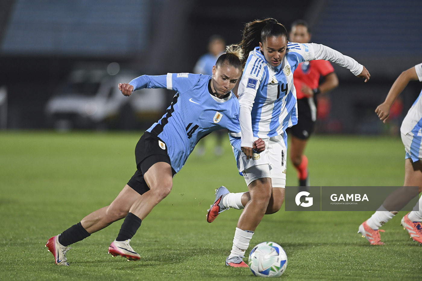 Alaides Paz, de Uruguay, Conmebol Liga de Naciones Femenina . Estadio Centenario.