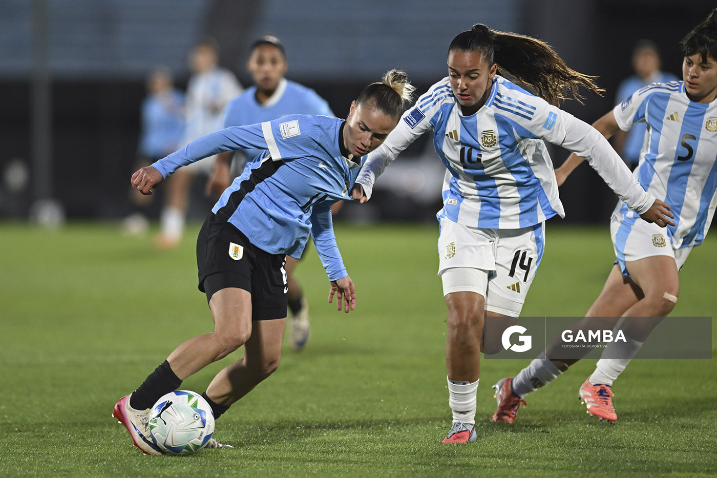 Alaides Paz, de Uruguay, Conmebol Liga de Naciones Femenina . Estadio Centenario.