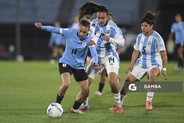 Alaides Paz, de Uruguay, Conmebol Liga de Naciones Femenina . Estadio Centenario.
