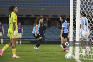 Belén Aquino, de Uruguay, Conmebol Liga de Naciones Femenina . Estadio Centenario.