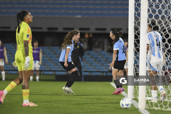 Belén Aquino, de Uruguay, Conmebol Liga de Naciones Femenina . Estadio Centenario.