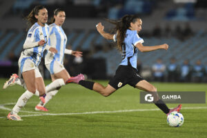 Belén Aquino, de Uruguay, Conmebol Liga de Naciones Femenina . Estadio Centenario.