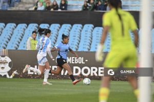 Belén Aquino, de Uruguay, Conmebol Liga de Naciones Femenina . Estadio Centenario.