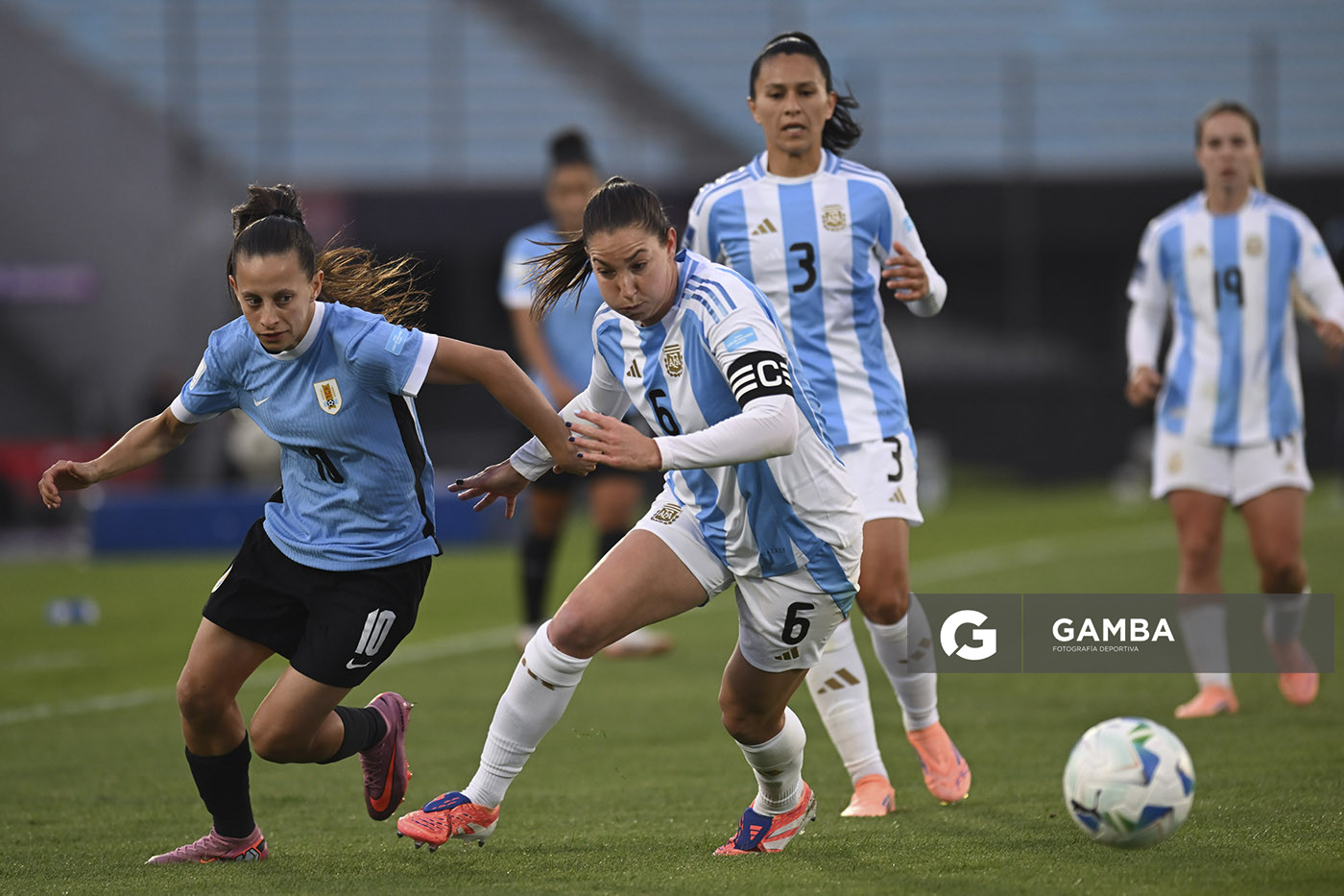 Belén Aquino, de Uruguay, Conmebol Liga de Naciones Femenina . Estadio Centenario.