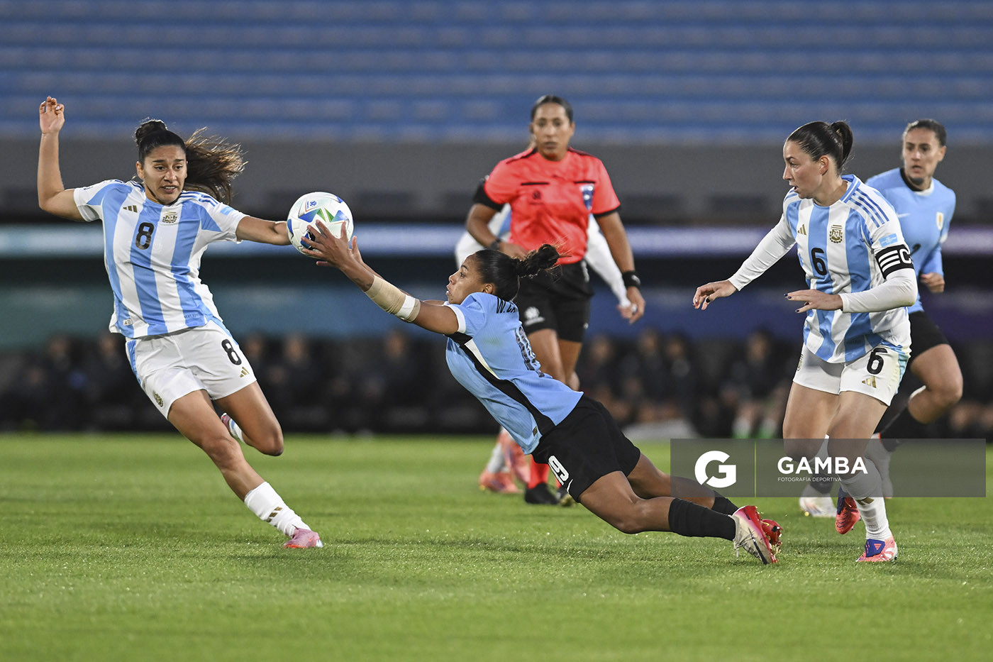 Wendy Carballo, de Uruguay, Conmebol Liga de Naciones Femenina . Estadio Centenario.