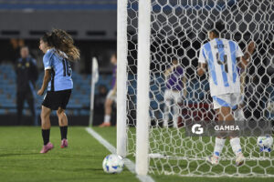 Belén Aquino, de Uruguay, Conmebol Liga de Naciones Femenina . Estadio Centenario.