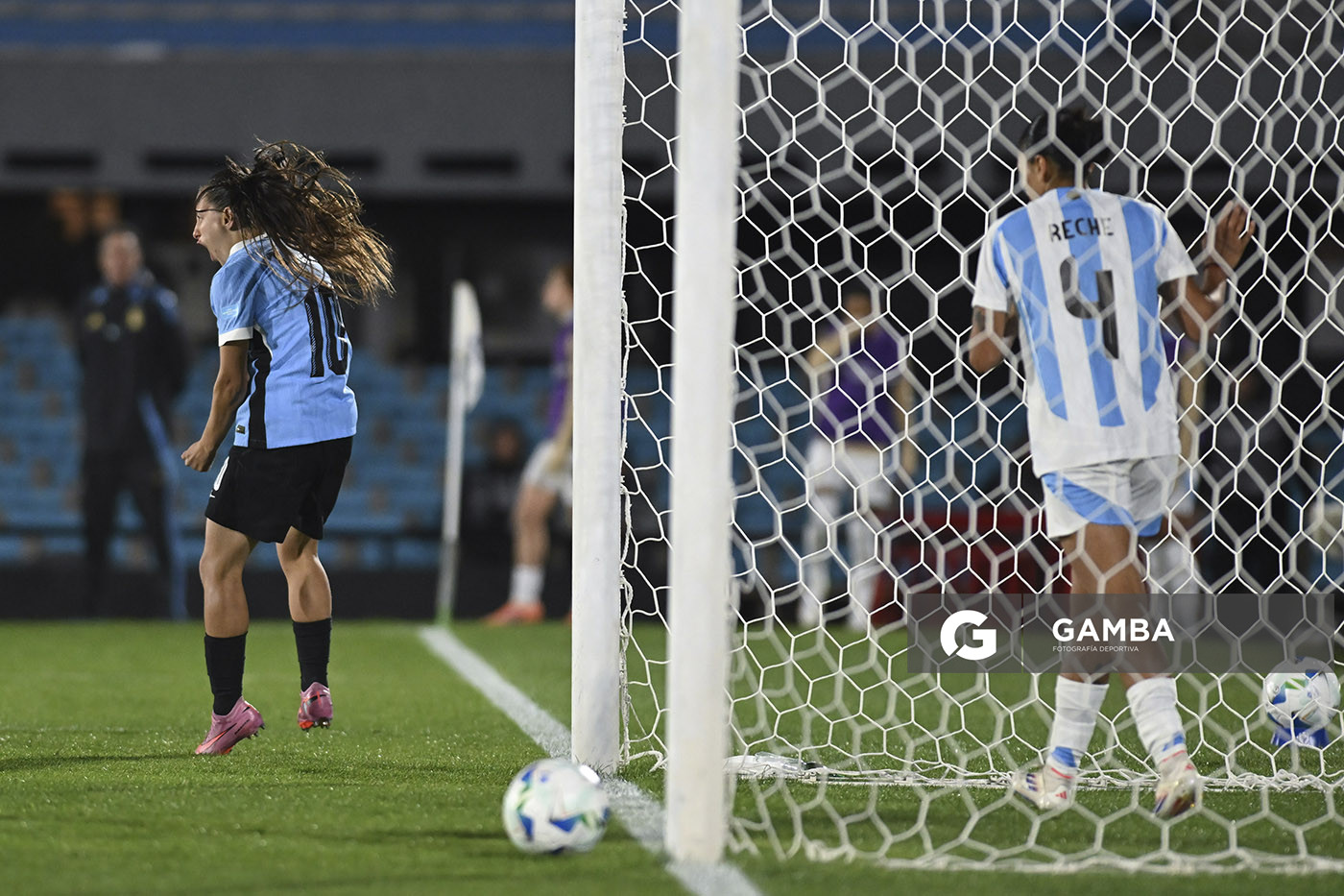 Belén Aquino, de Uruguay, Conmebol Liga de Naciones Femenina . Estadio Centenario.