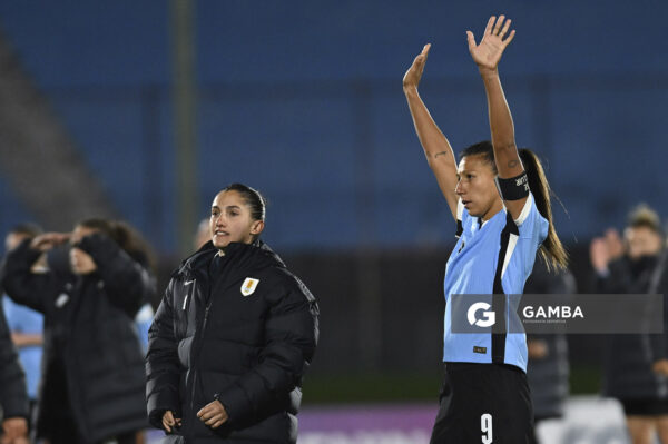 Jugadoras de Uruguay al final del partido. Conmebol Liga de Naciones Femenina . Estadio Centenario.