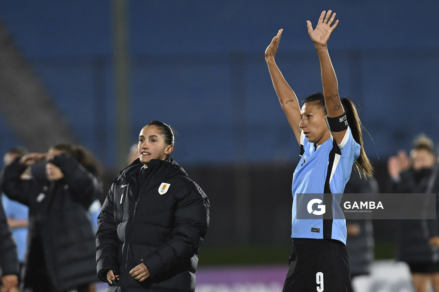 Jugadoras de Uruguay al final del partido. Conmebol Liga de Naciones Femenina . Estadio Centenario.