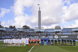 Titulares de Uruguay y Argentina, y cuaterna arbitral. Conmebol Liga de Naciones Femenina . Estadio Centenario.