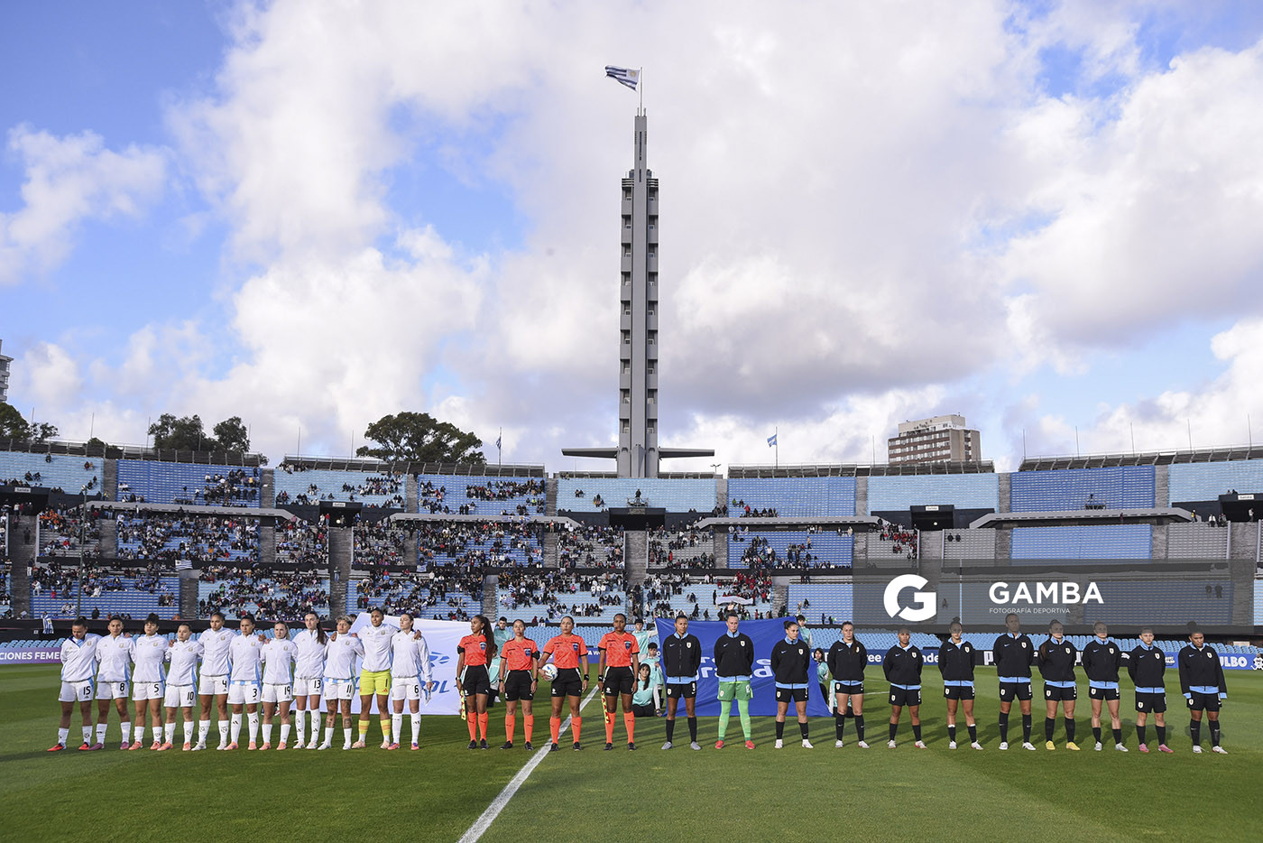 Titulares de Uruguay y Argentina, y cuaterna arbitral. Conmebol Liga de Naciones Femenina . Estadio Centenario.
