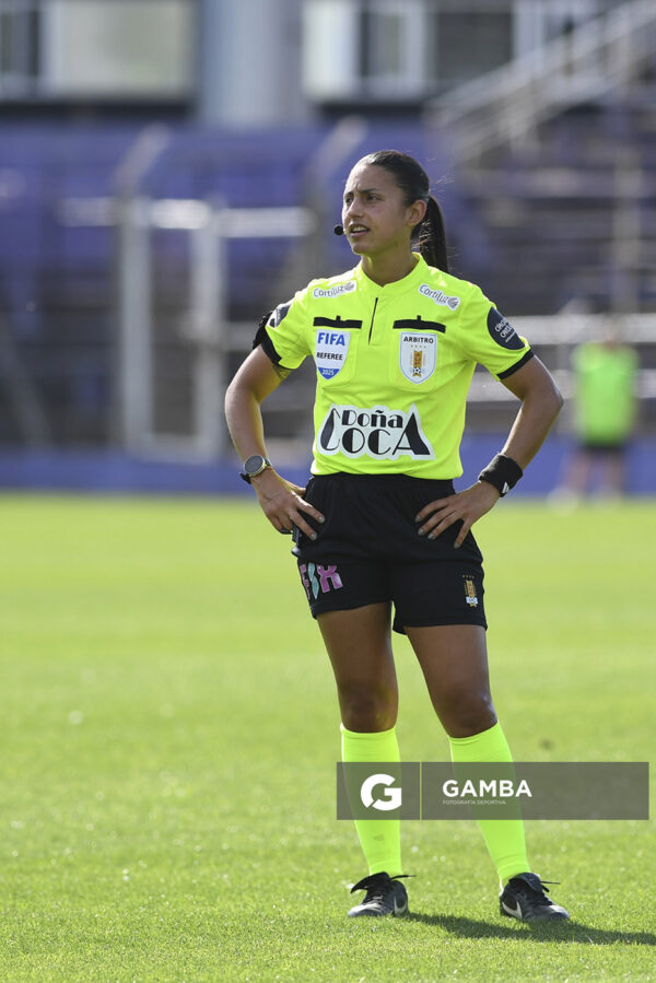 Anahí Fernández, árbitra central, Campeonato Uruguayo de Fútbol Femenino. Estadio Luis Franzini.