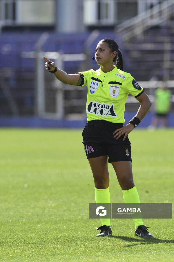 Anahí Fernández, árbitra central, Campeonato Uruguayo de Fútbol Femenino. Estadio Luis Franzini.
