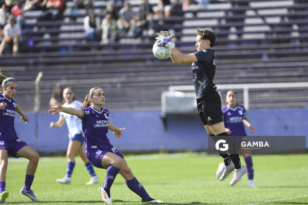 Renata Da Rosa, golera de Defensor Sporting, Campeonato Uruguayo de Fútbol Femenino. Estadio Luis Franzini.