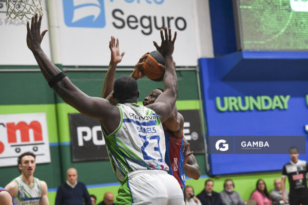 Frank Hassell, de Biguá, Liga Uruguaya de Básquetbol. Gimnasio de Urunday Universitario.