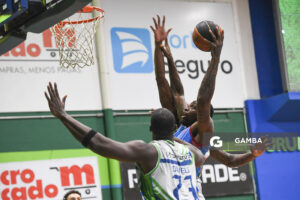 Frank Hassell, de Biguá, Liga Uruguaya de Básquetbol. Gimnasio de Urunday Universitario.