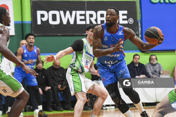 Frank Hassell, de Biguá, Liga Uruguaya de Básquetbol. Gimnasio de Urunday Universitario.