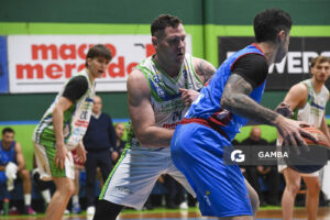 Sebastián Ottonello, de Biguá, Liga Uruguaya de Básquetbol. Gimnasio de Urunday Universitario.