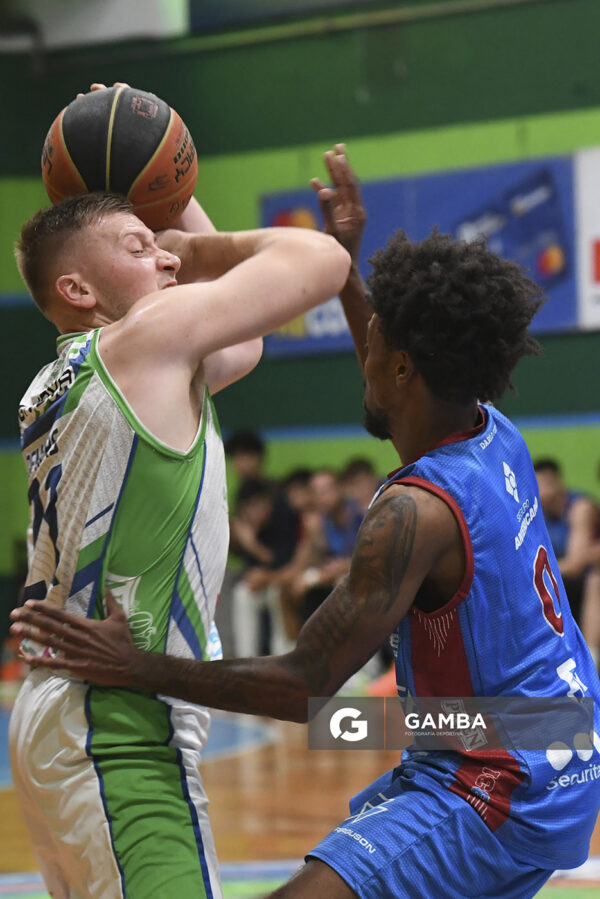 Eric Demers, de Urunday Universitario, Liga Uruguaya de Básquetbol. Gimnasio de Urunday Universitario.