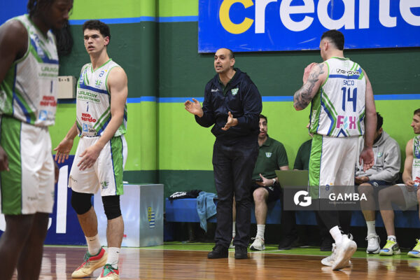 Mauricio González, director técnico de Urunday Universitario, Liga Uruguaya de Básquetbol. Gimnasio de Urunday Universitario.