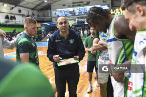 Mauricio González, director técnico de Urunday Universitario, Liga Uruguaya de Básquetbol. Gimnasio de Urunday Universitario.