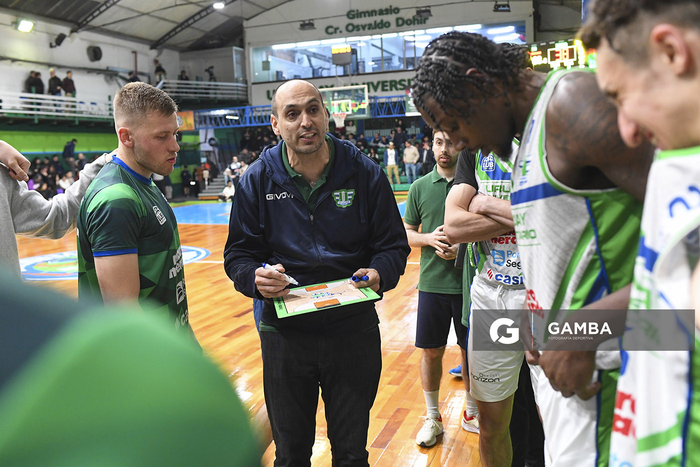 Mauricio González, director técnico de Urunday Universitario, Liga Uruguaya de Básquetbol. Gimnasio de Urunday Universitario.