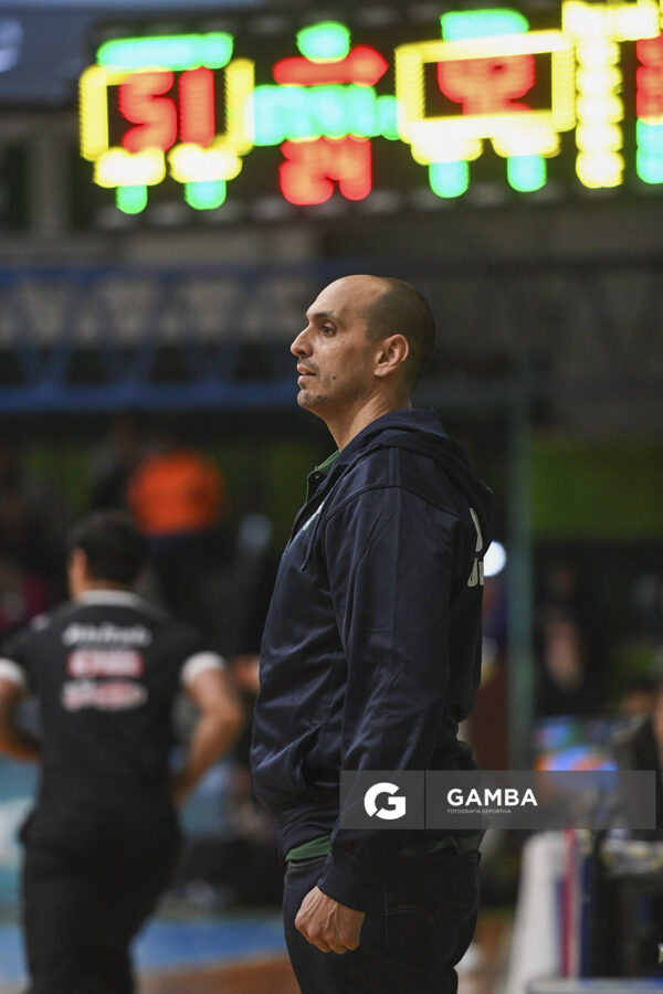 Mauricio González, director técnico de Urunday Universitario, Liga Uruguaya de Básquetbol. Gimnasio de Urunday Universitario.