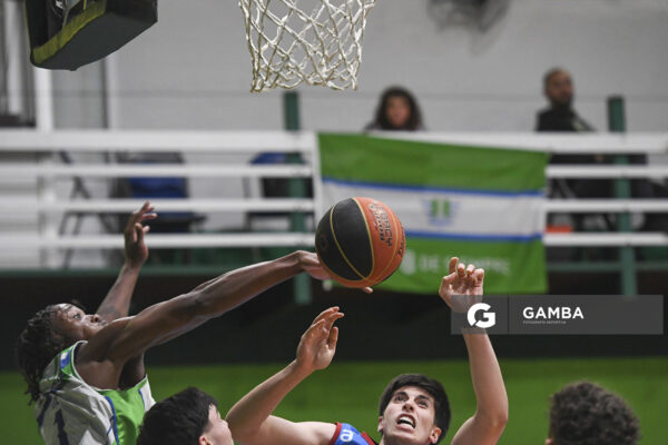 Emmitt Holt, de Urunday Universitario, Liga Uruguaya de Básquetbol. Gimnasio de Urunday Universitario.