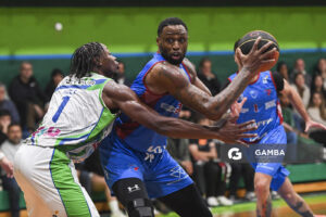 Frank Hassell, de Biguá, Liga Uruguaya de Básquetbol. Gimnasio de Urunday Universitario.