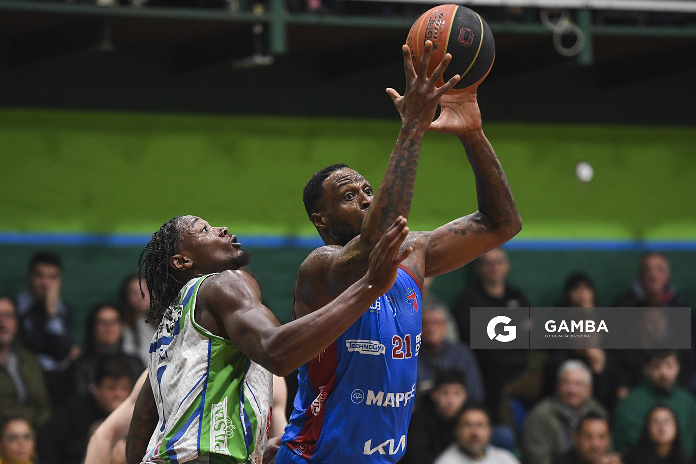 Frank Hassell, de Biguá, Liga Uruguaya de Básquetbol. Gimnasio de Urunday Universitario.