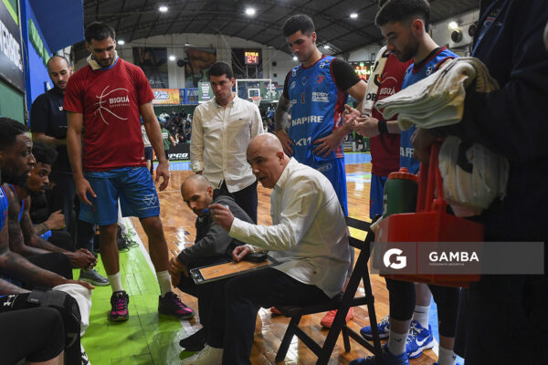 Federico Camiña, director técnico de Biguá, Liga Uruguaya de Básquetbol. Gimnasio de Urunday Universitario.