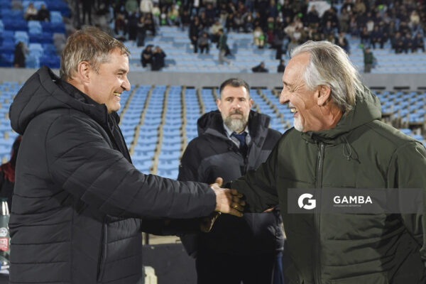 Diego Aguirre, director técnico de Peñarol, y Alberto Mena, director técnico de Plaza Colonia, Copa AUF Uruguay. Estadio Centenario.