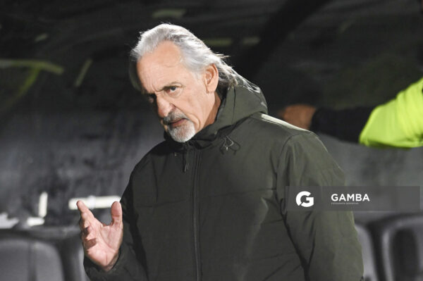 Alberto Mena, director técnico de Plaza Colonia, Copa AUF Uruguay. Estadio Centenario.