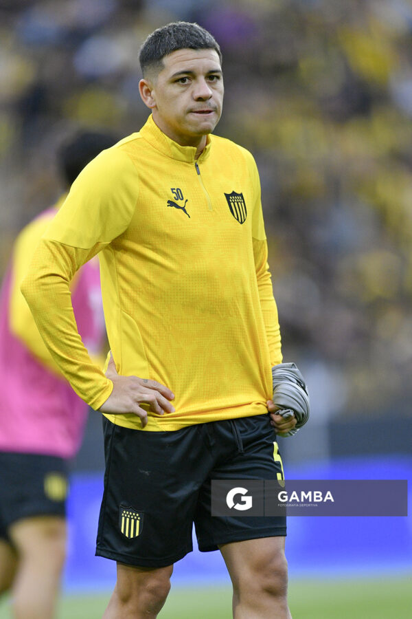 Diego García, de Peñarol, Torneo Clausura. Estadio Campeón del Siglo.